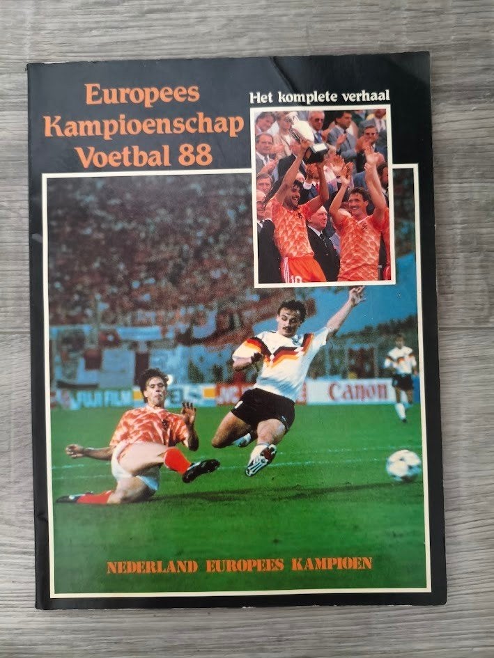Europees kampioenschap voetbal 88 boek, Ophalen of Verzenden, Gelezen, Balsport
