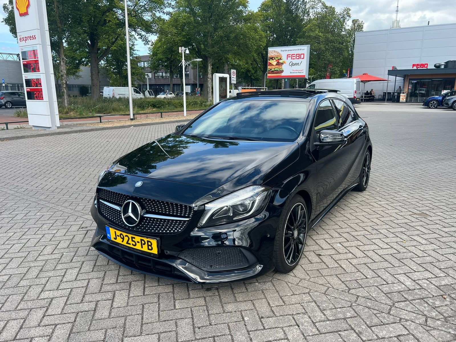 Mercedes-Benz A-Klasse A200 | Amg pakket | Pano | NightBlack, Leder en Stof, Zwart, 1595 cc, 19 km/l