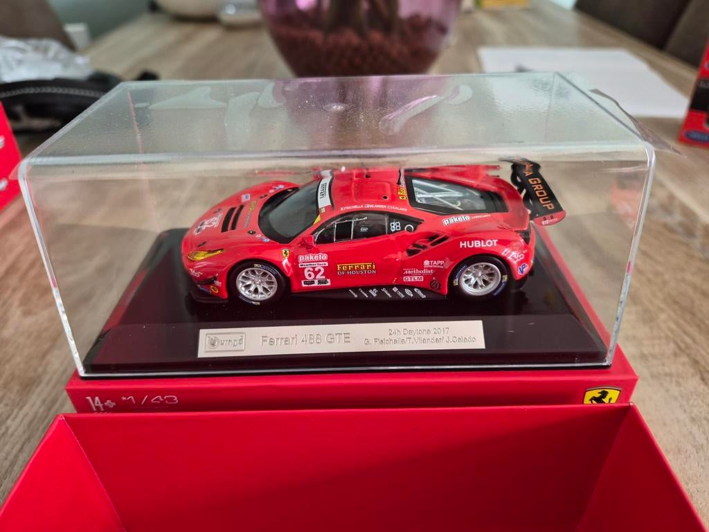 Ferrari 488 GTE rood 2017 1:43 ( Bburago signature), Hobby en Vrije tijd, Modelauto's | 1:43, Ophalen of Verzenden, Nieuw, Auto