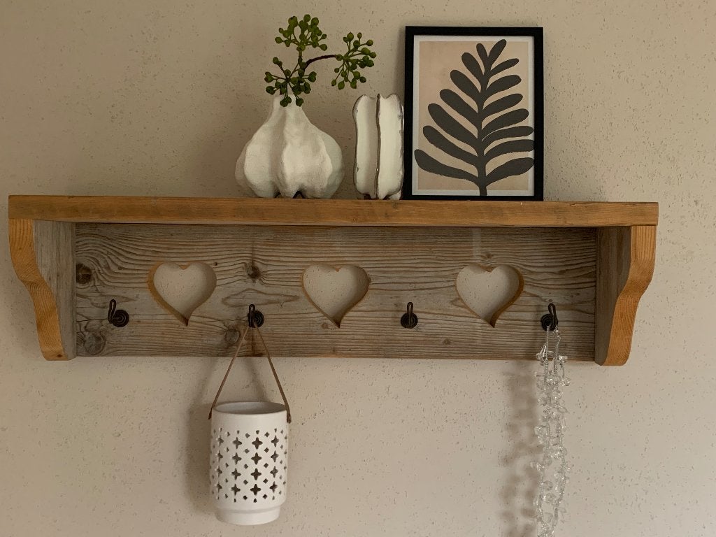 Steigerhouten wandplank met hartjes en haken, Ophalen, Zo goed als nieuw