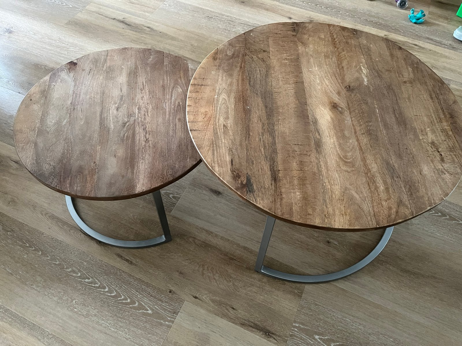 Set van 2 ronde salontafels - Mangohout en metaal, Ophalen, 50 – 75, Gebruikt, Rond
