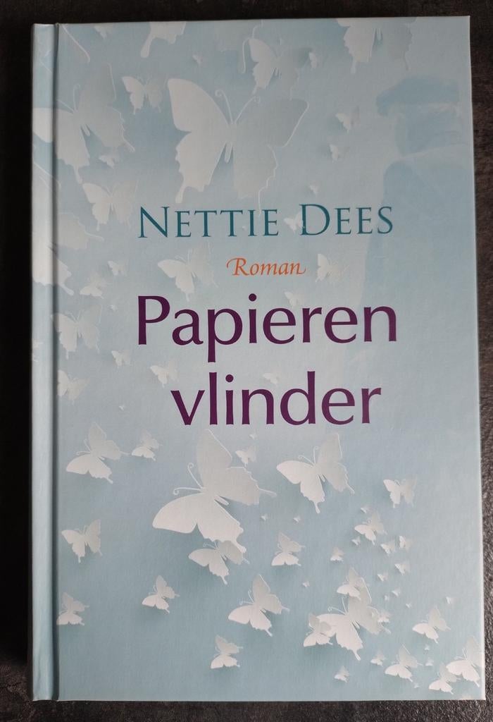 Nettie Dees - Papieren vlinder, Boeken, Romans, Zo goed als nieuw, Nederland, Ophalen of Verzenden