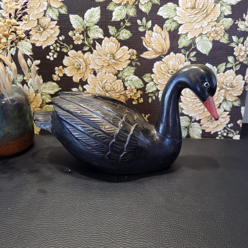 Houten zwaan, zwart met rode snavel, Antiek en Kunst, Kunst | Beelden en Houtsnijwerken, Ophalen of Verzenden