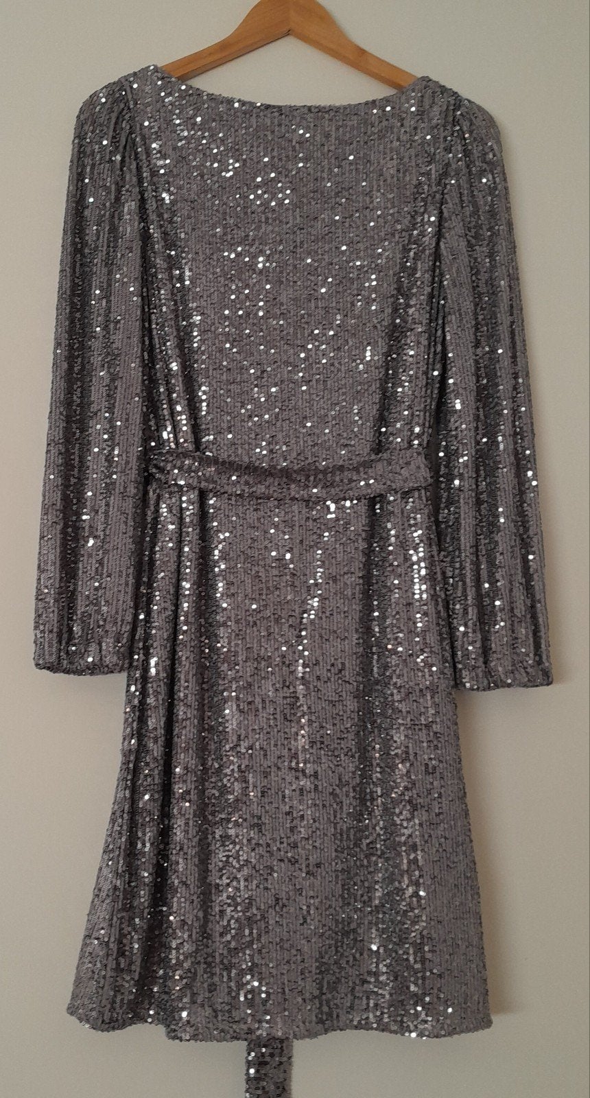 Prachtige zilveren glitterjurk met lange mouwen, Kleding | Dames, Maat 42/44 (L), Ophalen of Verzenden, Zo goed als nieuw, Knielengte