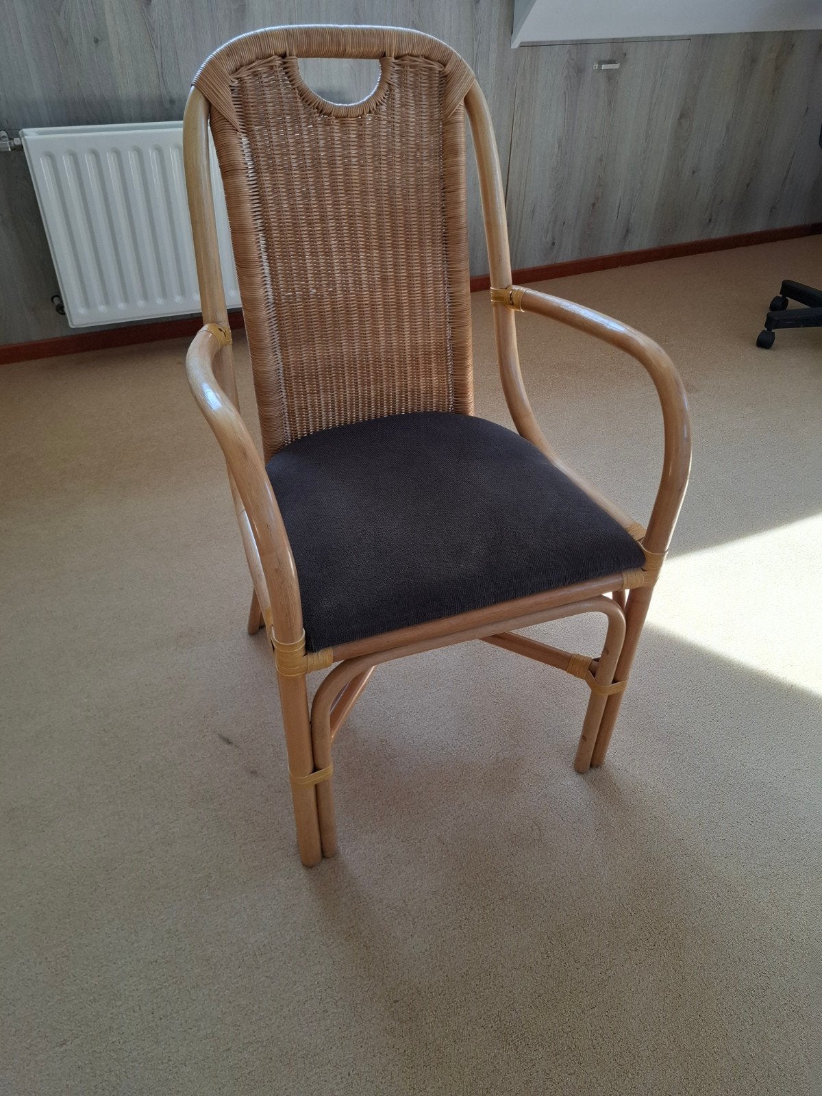 Rotan stoel met armleuningen en stoffen zitting, Ophalen, Gebruikt, Riet of Rotan, Eén