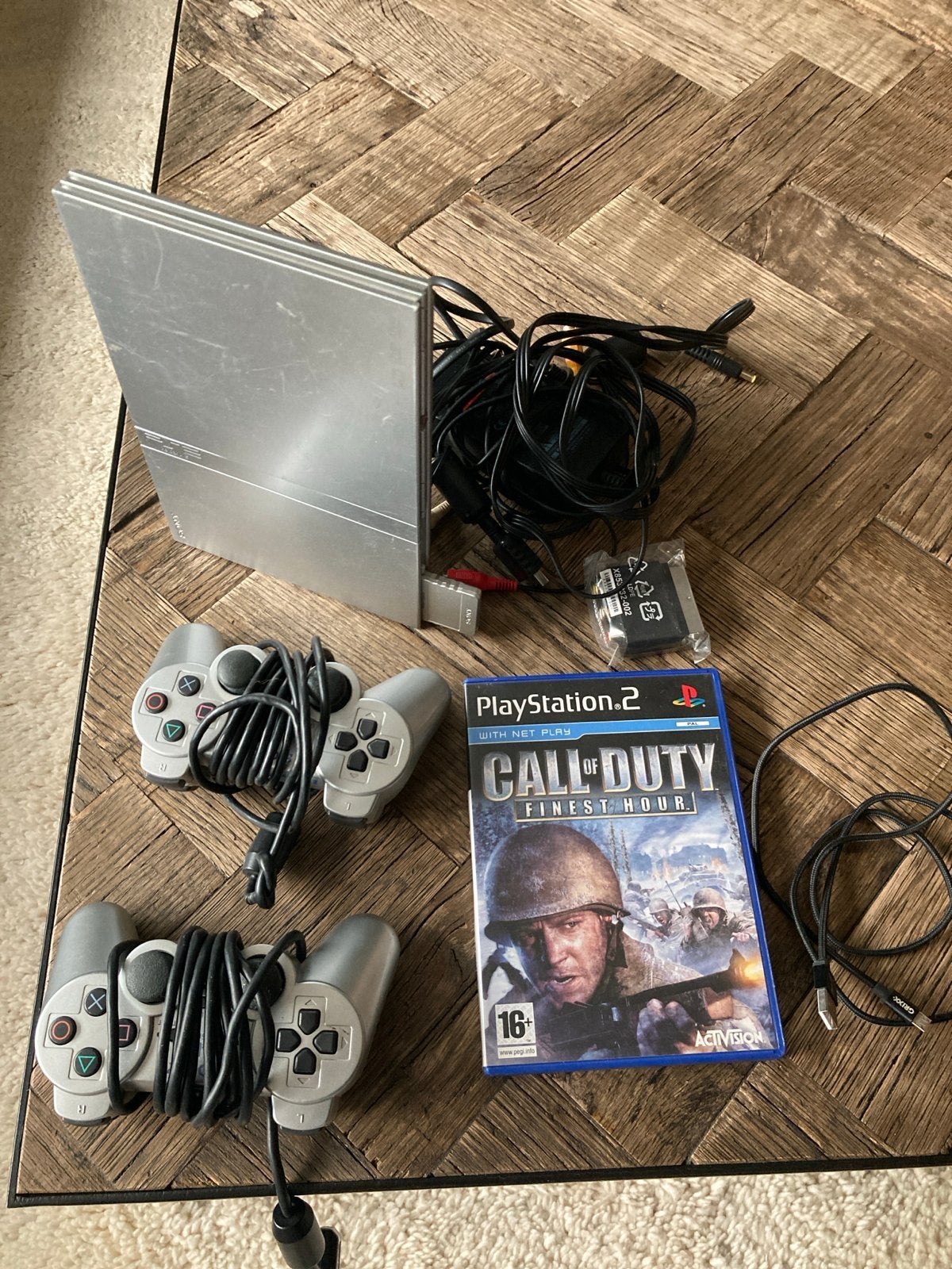 PlayStation 2 Slim met 2 controllers en Call of Duty, Spelcomputers en Games, Met 2 controllers, Ophalen of Verzenden, Zilver