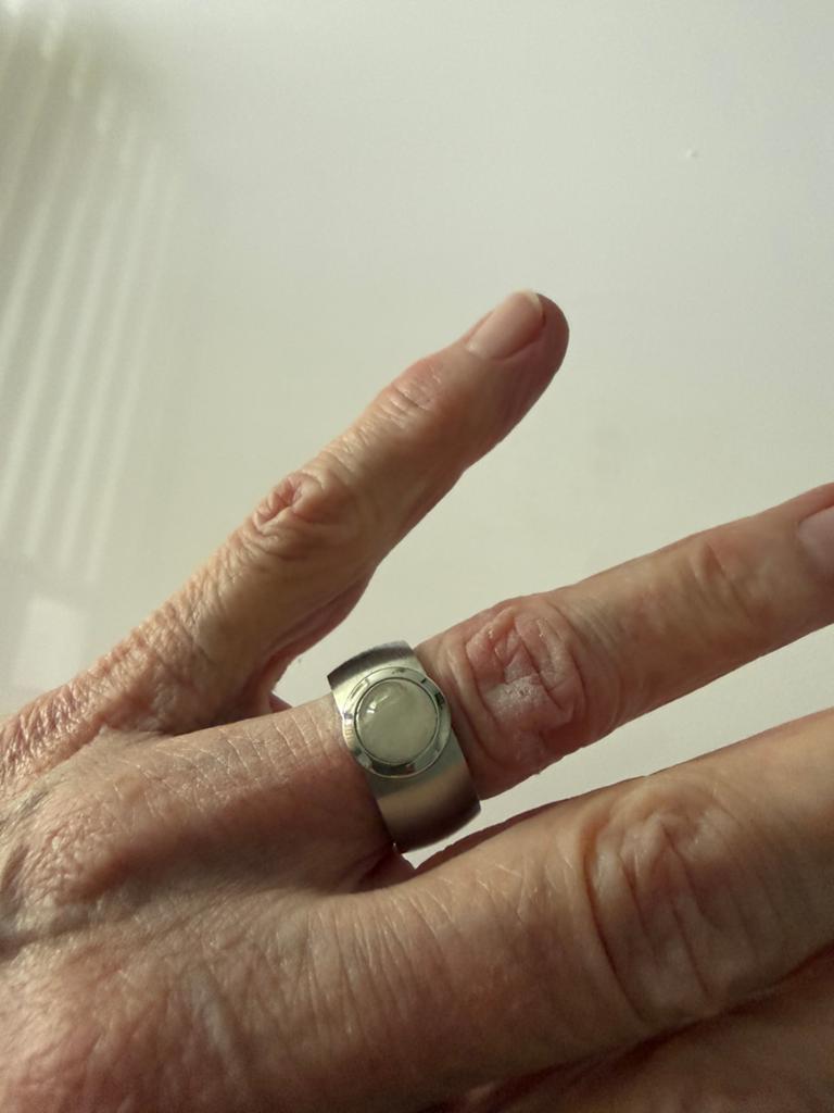MelanO zilverkleurige ring, met 2 opzet steentjes, Sieraden, Tassen en Uiterlijk, Ringen, Ophalen, IJzer of Staal, Zo goed als nieuw
