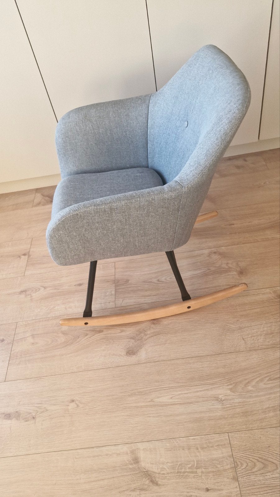 Comfortabele schommelstoel in grijze stof, Huis en Inrichting, Stoelen, Ophalen, Modern, Scandinavisch, Zo goed als nieuw, Stof