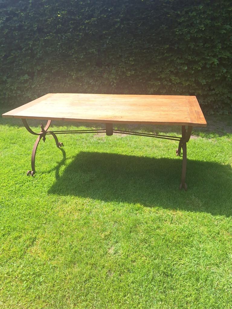 Robuuste houten tuintafel met smeedijzeren onderstel, Ophalen