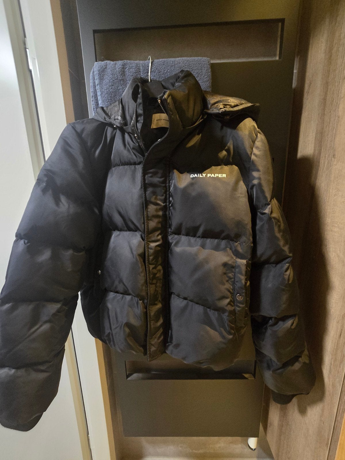 Daily Paper Puffer Jacket - Zo goed als nieuw, Maat 52/54 (L), Zwart, Ophalen of Verzenden, Zo goed als nieuw