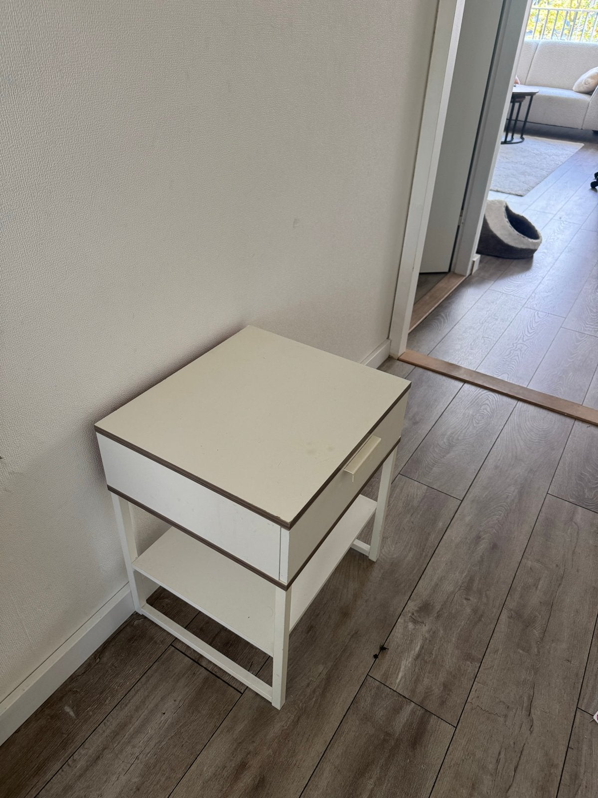 Modern wit nachtkastje met lade en open vak, Minder dan 55 cm, Gebruikt, Rechthoekig, Hout
