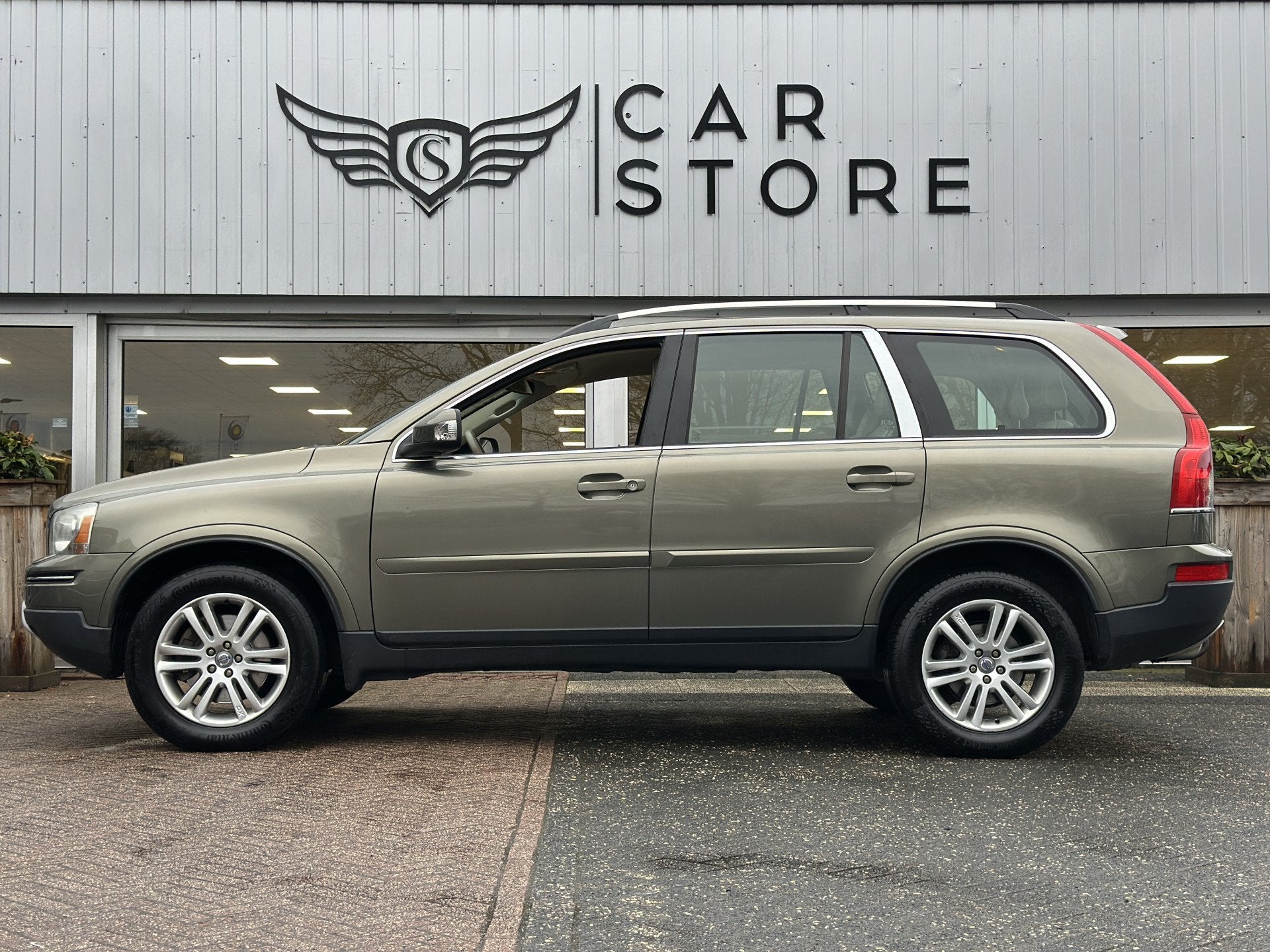 Volvo XC90 2.4 D3 FWD R-Design 7P|CRUISE|CLIMA|LEDER|TREKHAA, Gebruikt, 241 €/maand, 7 stoelen, Leder
