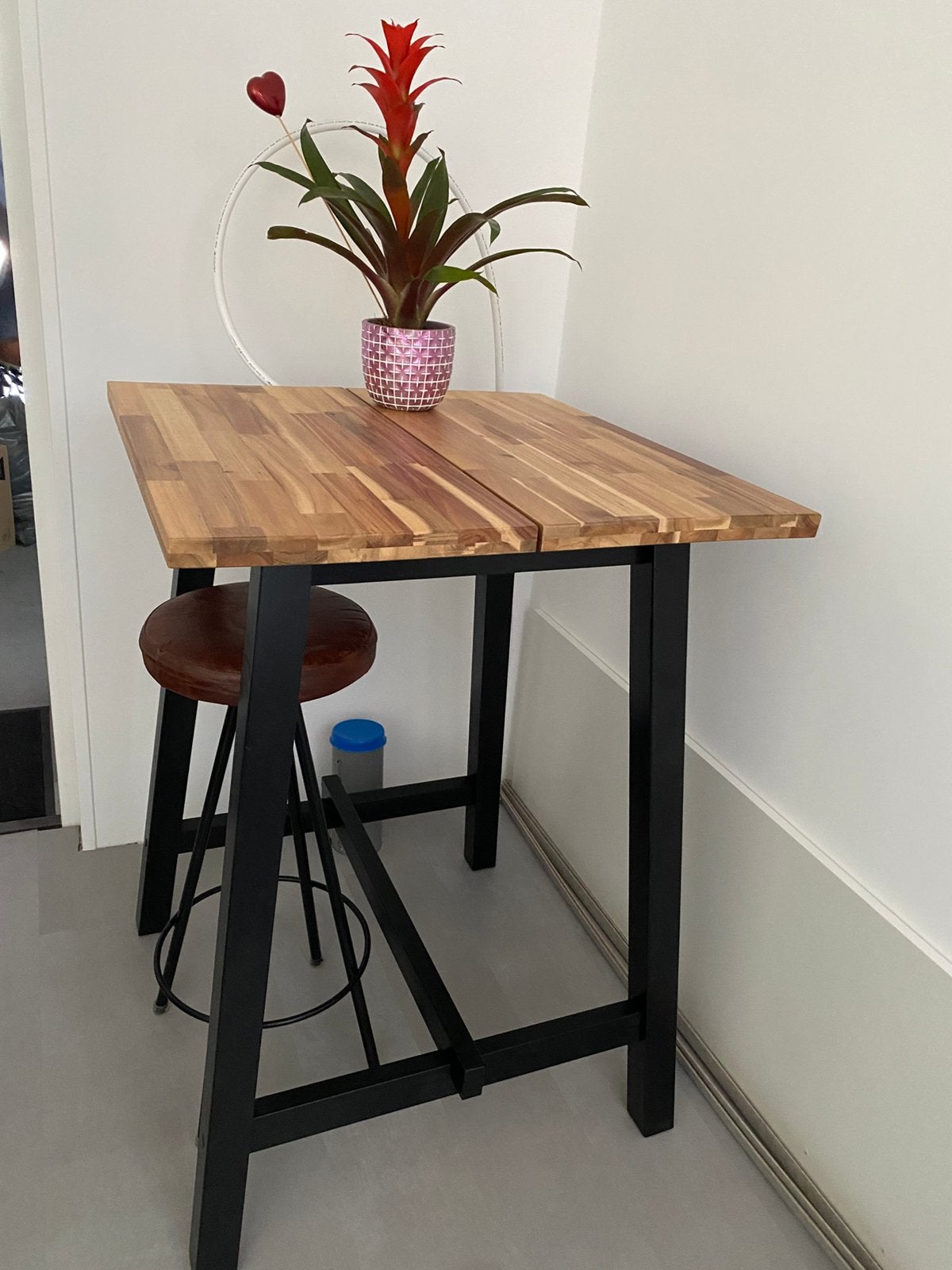 Bartafel Ikea alleen voor de sier gestaan, Ophalen, Zo goed als nieuw