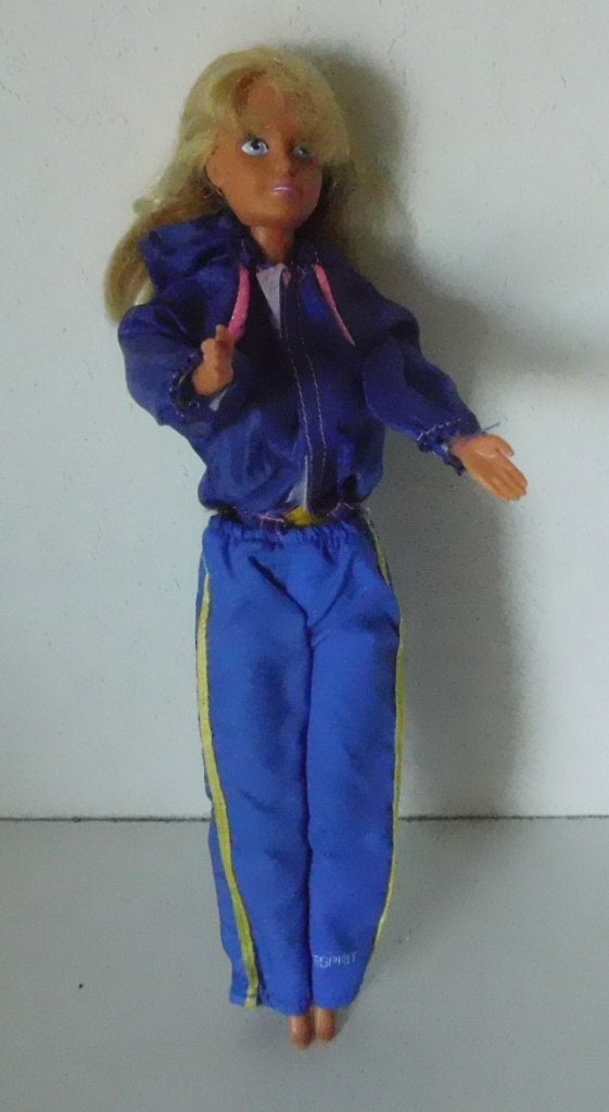 Vintage Barbie in regenpak (Made in China), Verzamelen, Poppen, Ophalen of Verzenden, Gebruikt, Fashion Doll