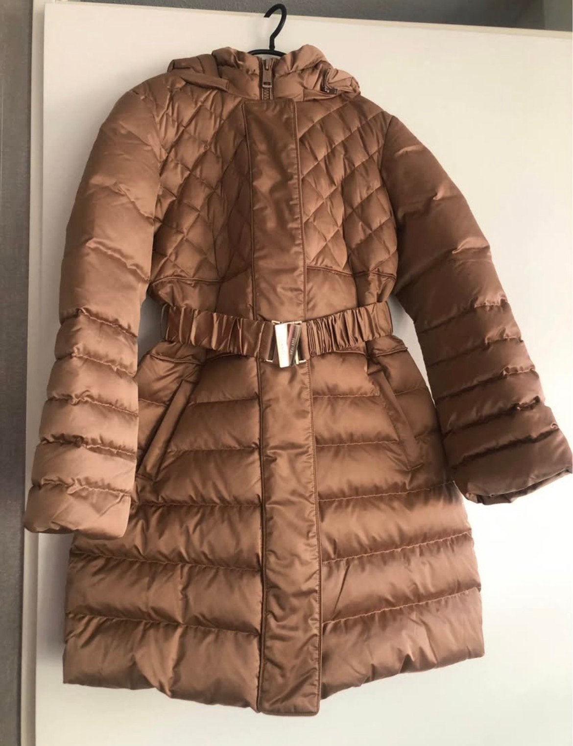 Guess Lolie donsjas maat M, Kleding | Dames, Jassen | Winter, Ophalen, Zo goed als nieuw, Maat 38/40 (M), Goud