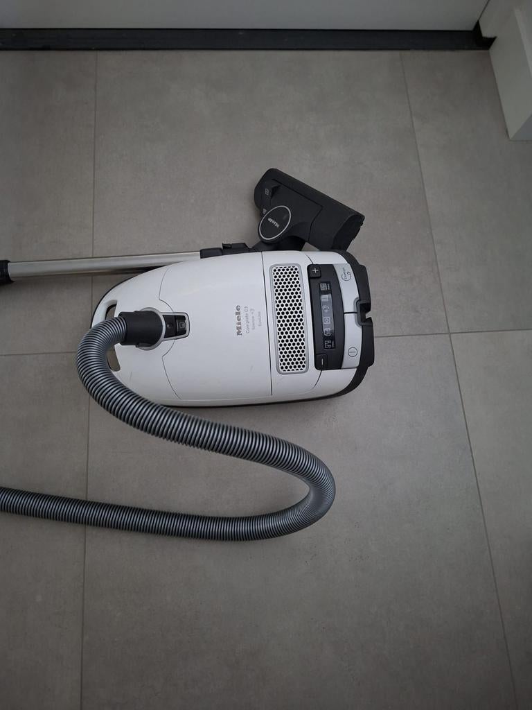 Defecte Miele stofzuiger. Iemand interesse?, Ophalen of Verzenden
