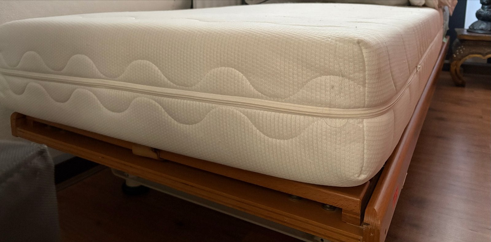 GRATIS Eenpersoons Lattenbodem verstelbaar met dik matras, Huis en Inrichting, Slaapkamer | Bedden, Ophalen, 90 cm, Eenpersoons