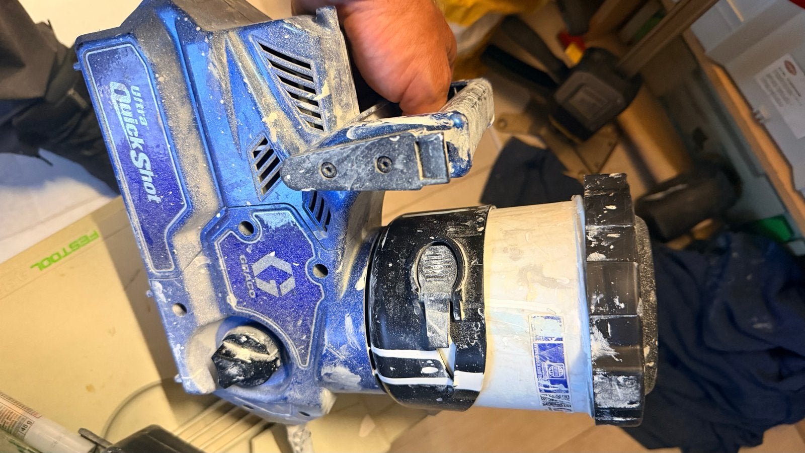 Graco Ultra QuickShot verfspuit met Dewalt accu's en spuitti
