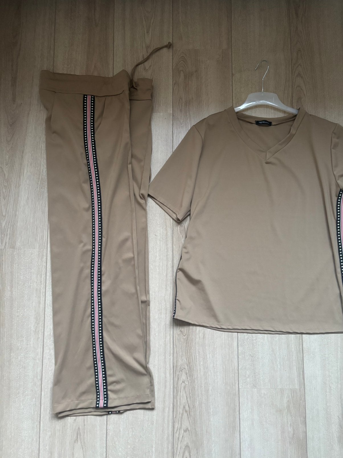 Nieuw tweedelig pak maat L, Ophalen of Verzenden, Nieuw, Maat 42/44 (L), Beige
