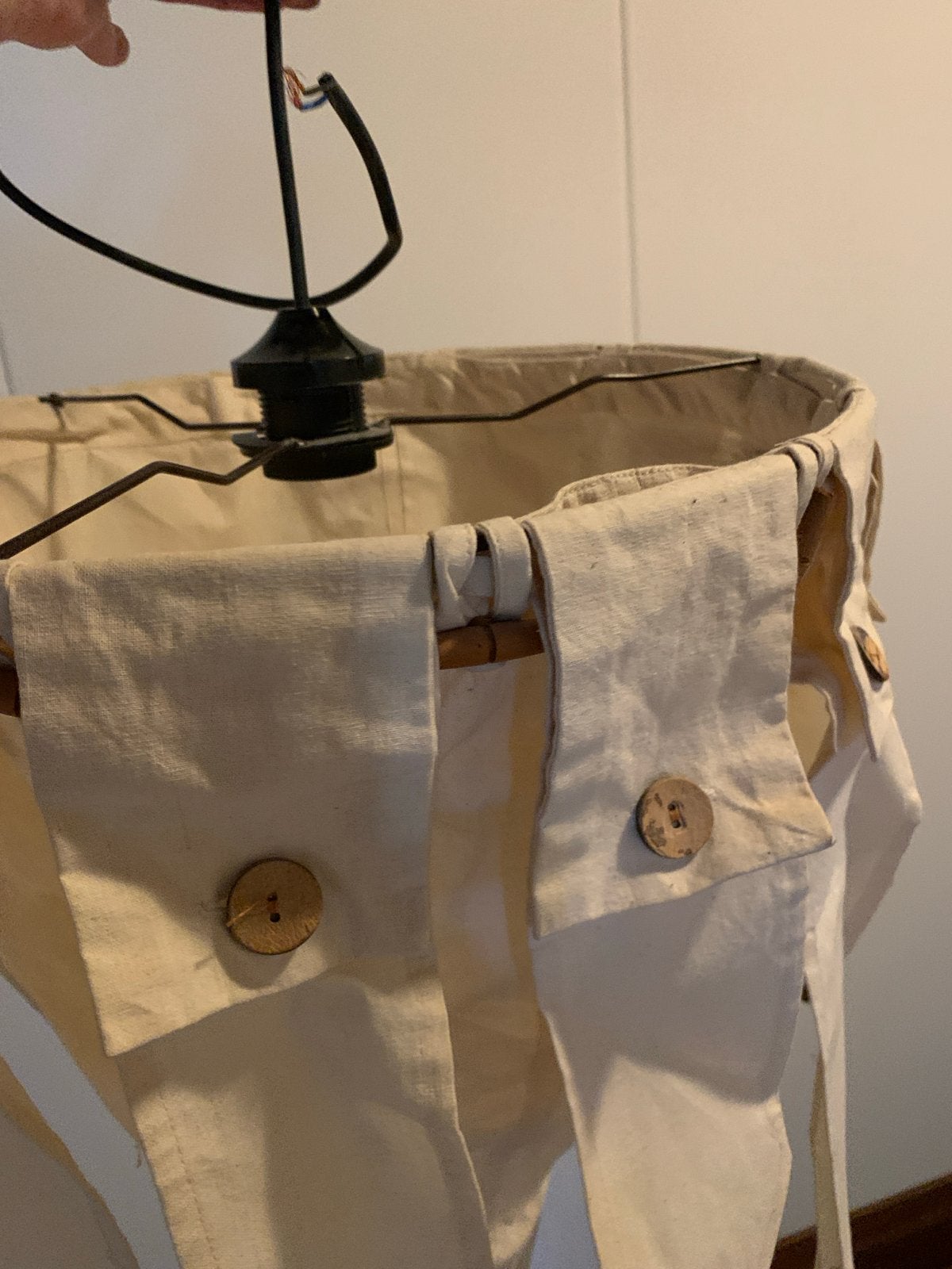 Unieke hanglamp ridderstijl van katoen met houten details, Ophalen of Verzenden, Gebruikt, Textiel
