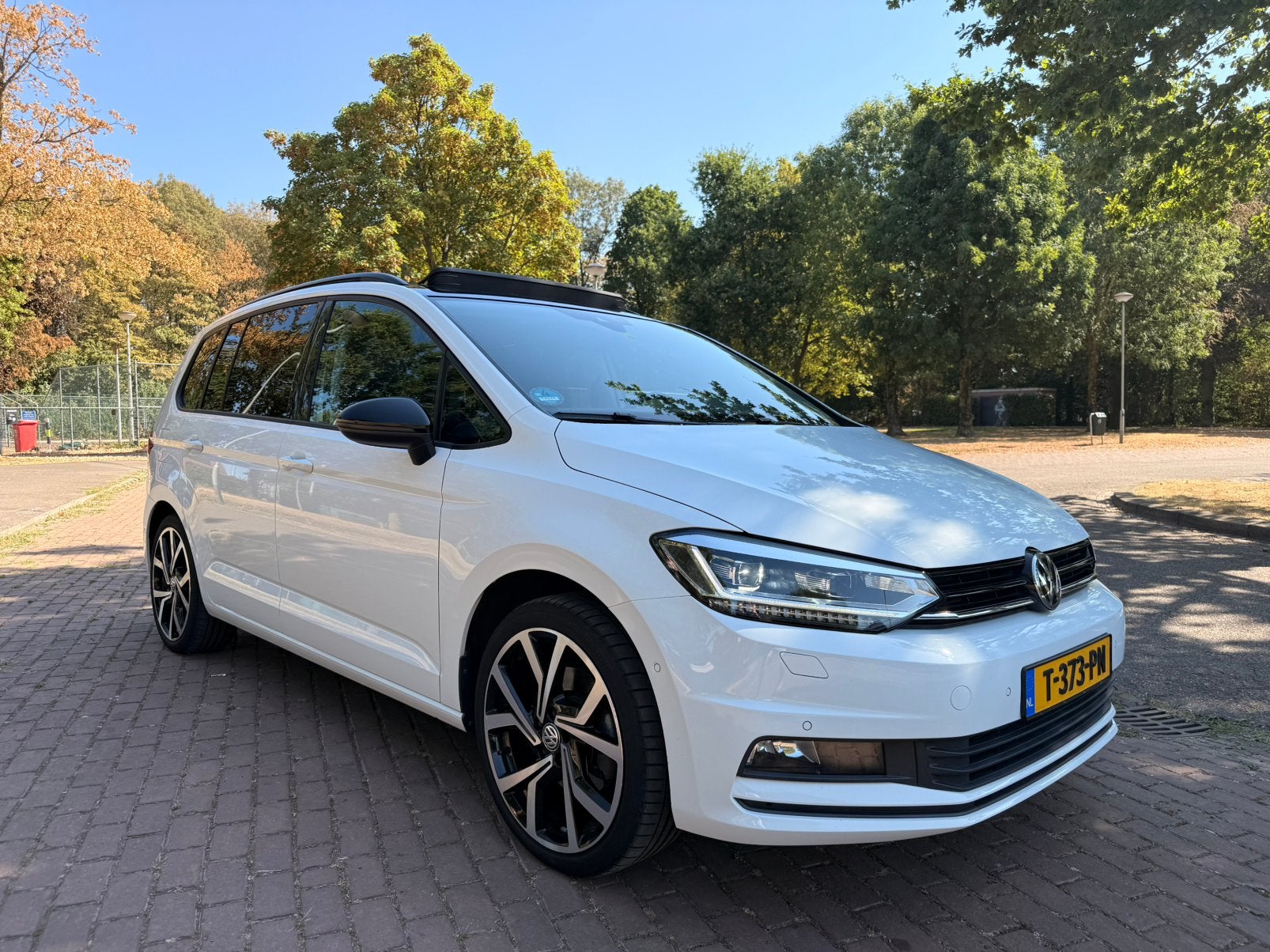 Volkswagen Touran 1.8TSI DSG 2018 Wit (Full Options), Auto's, Volkswagen, 1441 kg, Alcantara, Wit, Parkeerassistent