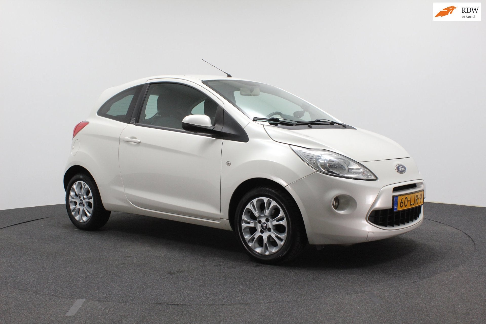 Ford Ka 1.2 Titanium X | Airco | Parelmoer | Parkeersensoren, Auto's, Voorwielaandrijving, Gebruikt, 4 cilinders, 4 stoelen
