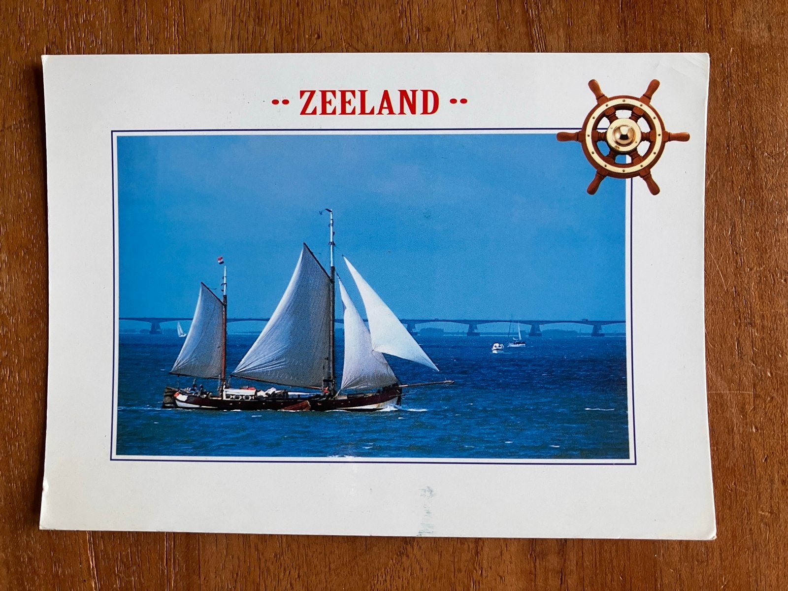 Ansichtkaart Zeeland met zeilschip en stuurwiel, Ophalen of Verzenden, 1980 tot heden, Gelopen, Zeeland