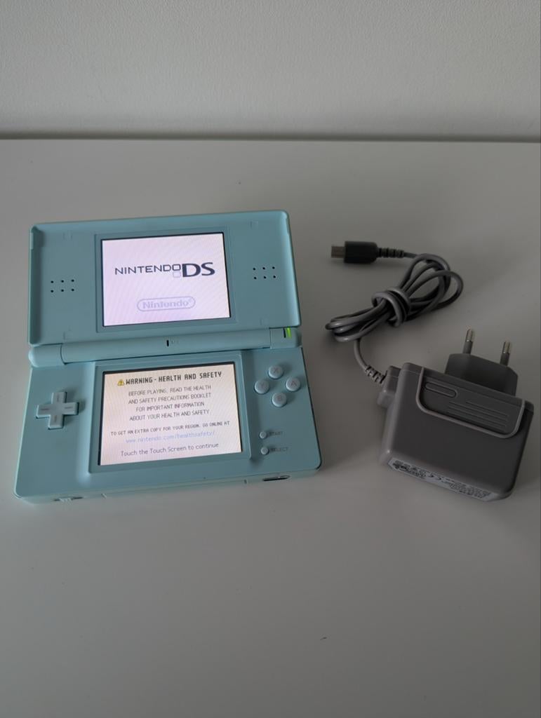 Nintendo DS Lite Lichtblauw in topstaat + oplader, Spelcomputers en Games, Spelcomputers | Nintendo DS, Blauw, Ophalen of Verzenden