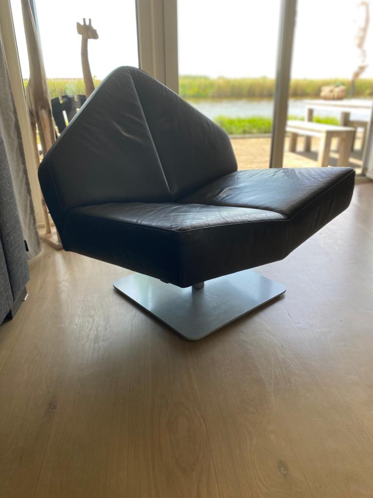 Design fauteuil “Leolux Wibber” zwart leer, Huis en Inrichting, Fauteuils, Ophalen of Verzenden, Zo goed als nieuw, 50 tot 75 cm