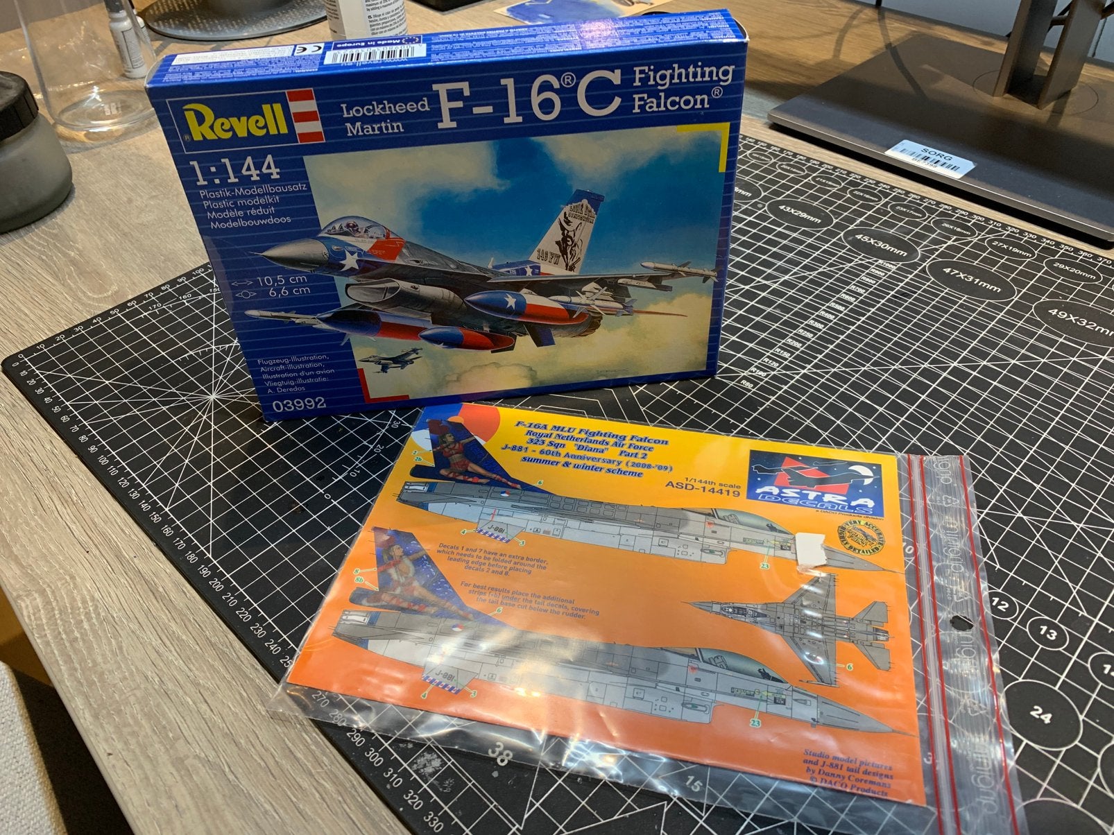 Revell 1/144 F-16 + Klu / NL decals Astra, 1:72 tot 1:144, Revell, Nieuw, Ophalen of Verzenden