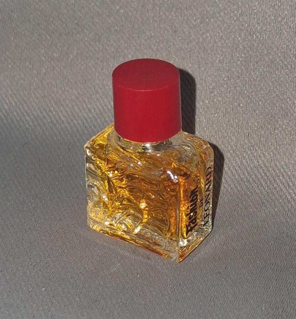 Volle parfum mini Leonard fashion 1 ml rode dop, Ophalen of Verzenden, Zo goed als nieuw, Miniatuur, Gevuld