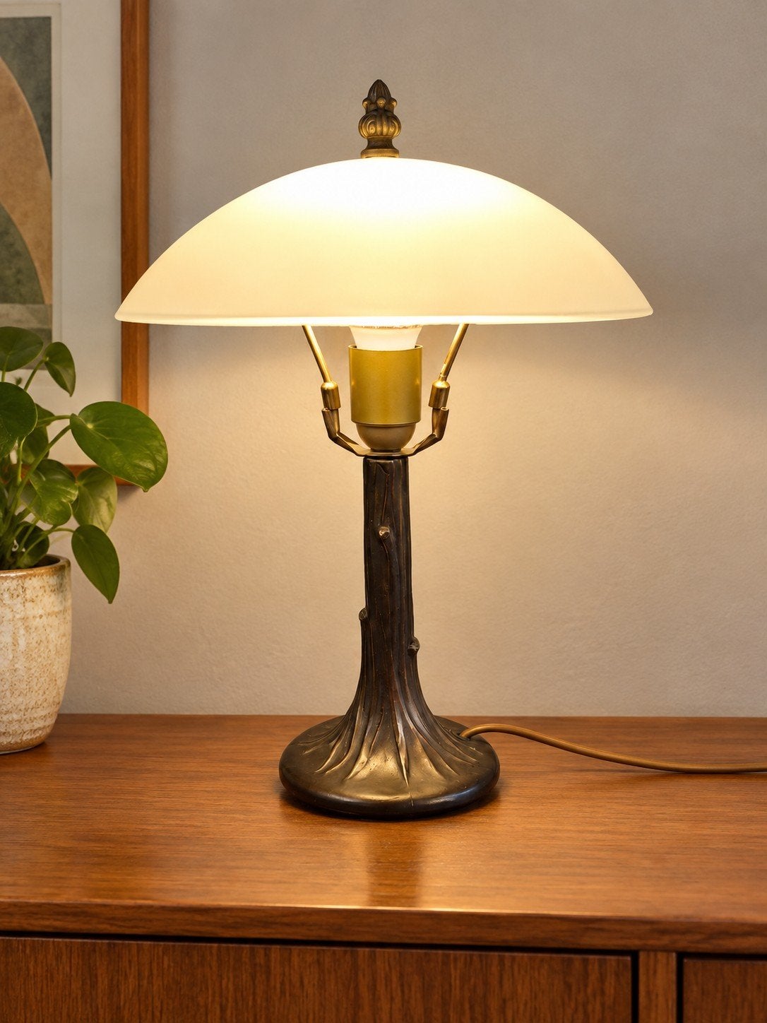 Vintage tafellamp – glazen witte kap & organische metalen vo, Huis en Inrichting, Sba@, Sba, Vintage, 1103bg