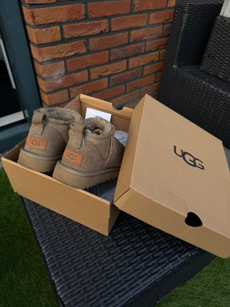 UGG Classic Ultra Mini (taupe/bruin), Kleding | Dames, Schoenen, Ophalen of Verzenden, Zo goed als nieuw, Bruin