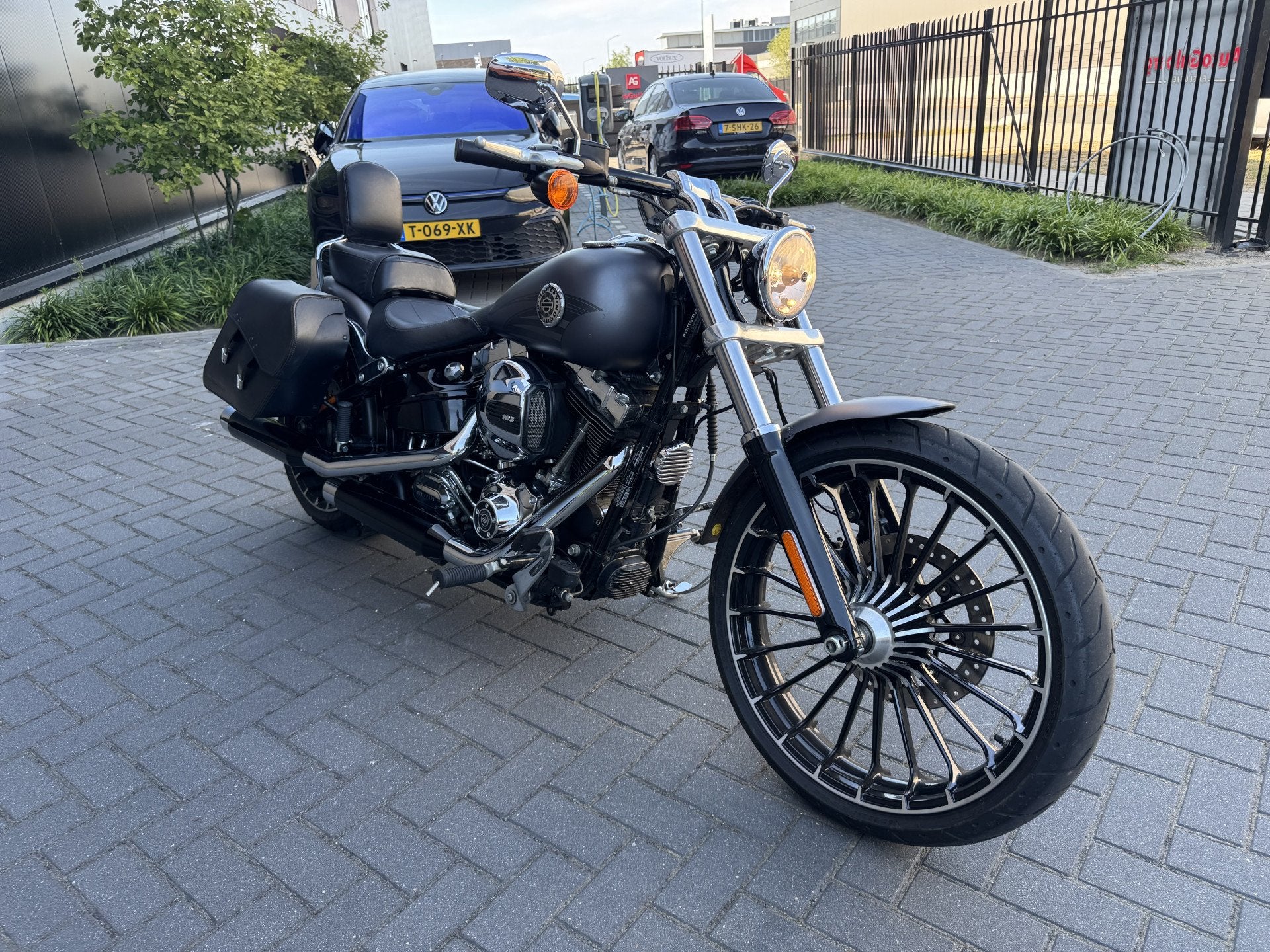 Harley-Davidson 103 FXSB Softail Breakout 5HD Nederlands Dea, 1690 cc, Info@autogulberg.nl, Bedrijf, Bosbeemd 1
5741TR  BEEK EN DONK, NL