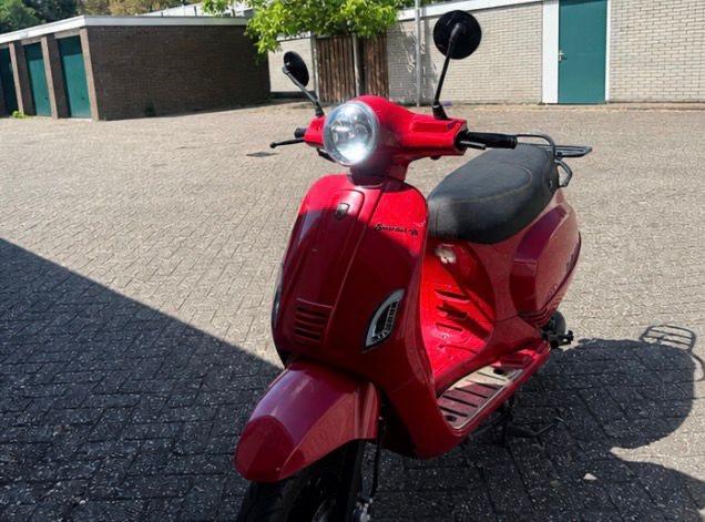 Rode La Souris scooter, 2e eigenaar, weinig kilometers, Ophalen, Gebruikt, Maximaal 45 km/u, Benzine