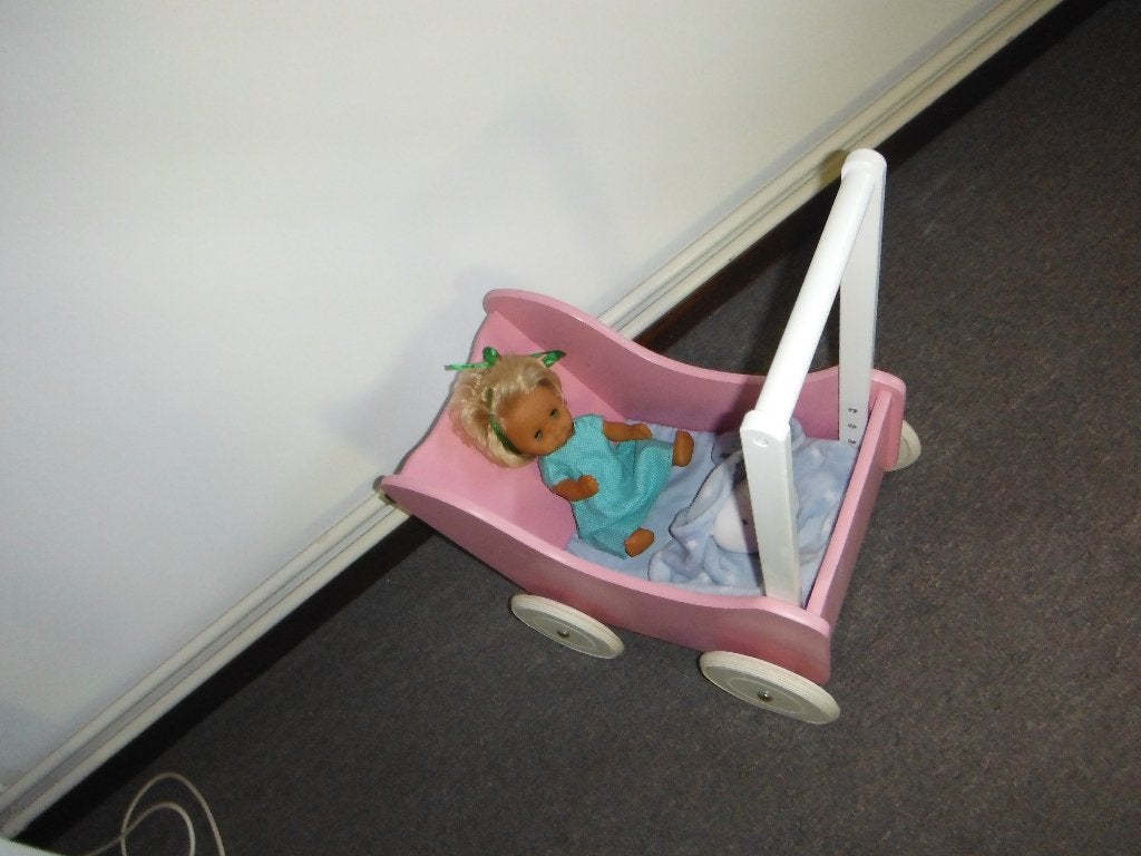 houten poppenwagentje met matrasje en dekentje, Ophalen, Gebruikt, Babypop