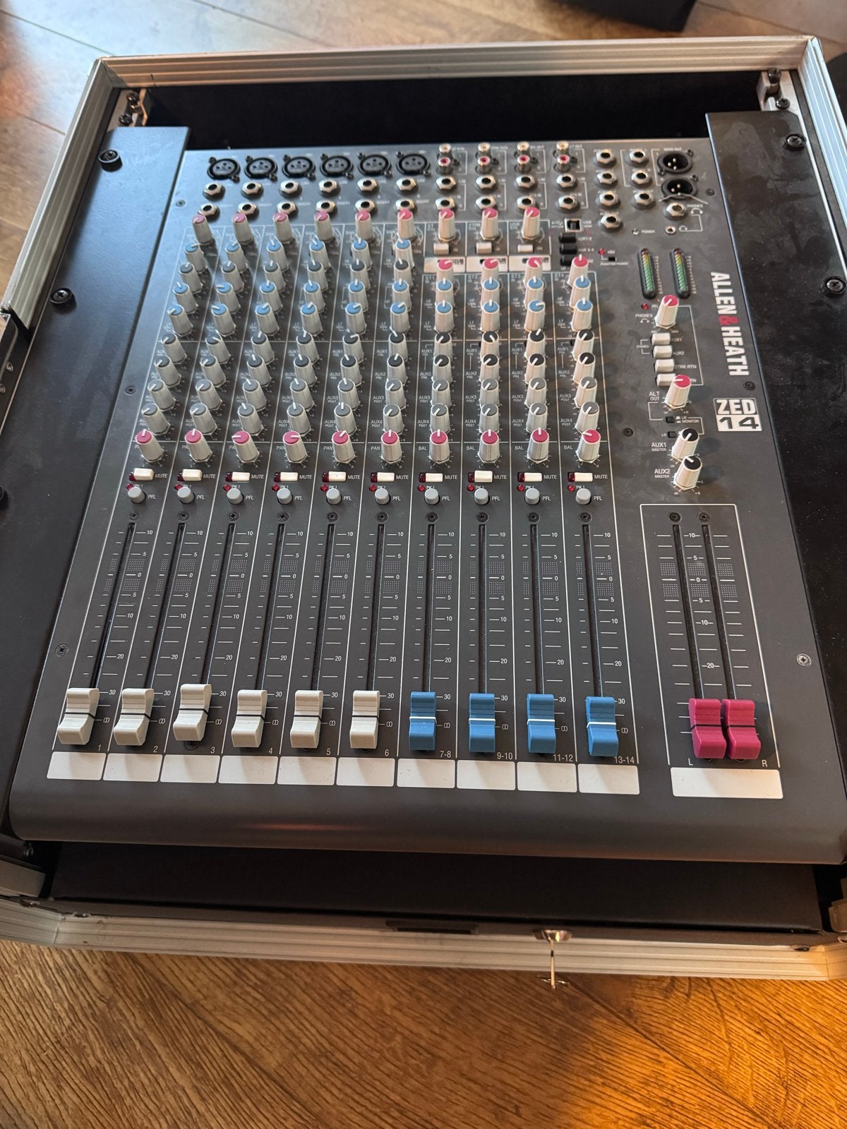 Allen & Heath ZED-14 Mengpaneel met Flightcase, Ophalen, Gebruikt, 10 tot 20 kanalen, Microfooningang
