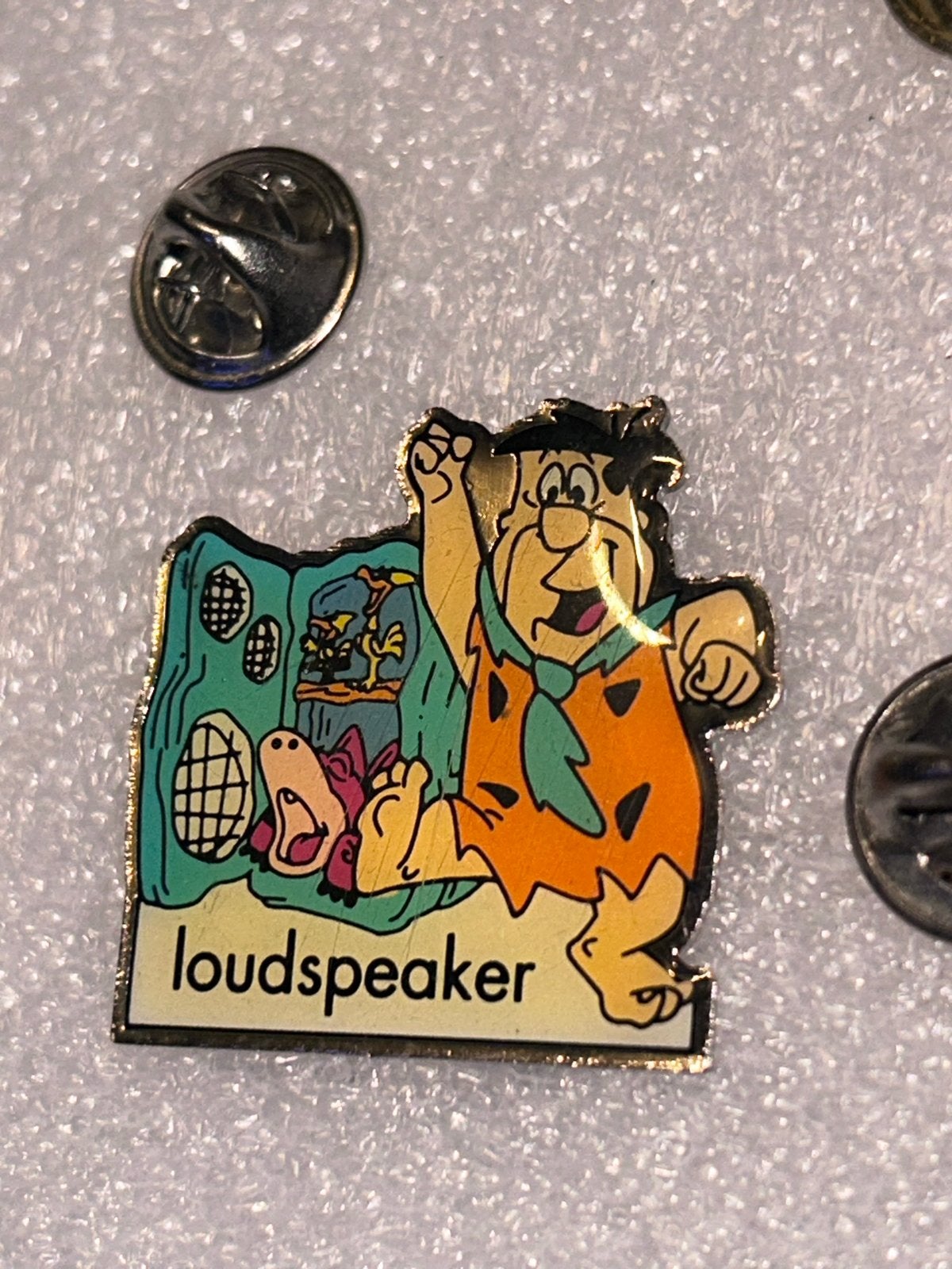 Vintage Fred Flintstone 'loudspeaker' pin, Verzamelen, Ophalen of Verzenden, Gebruikt, Figuurtje, Speldje of Pin