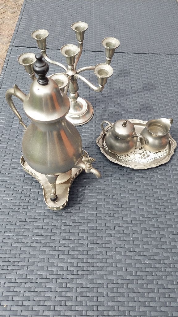 tinnen kraantjeskan, kandelaar en koffiestelletje, Ophalen