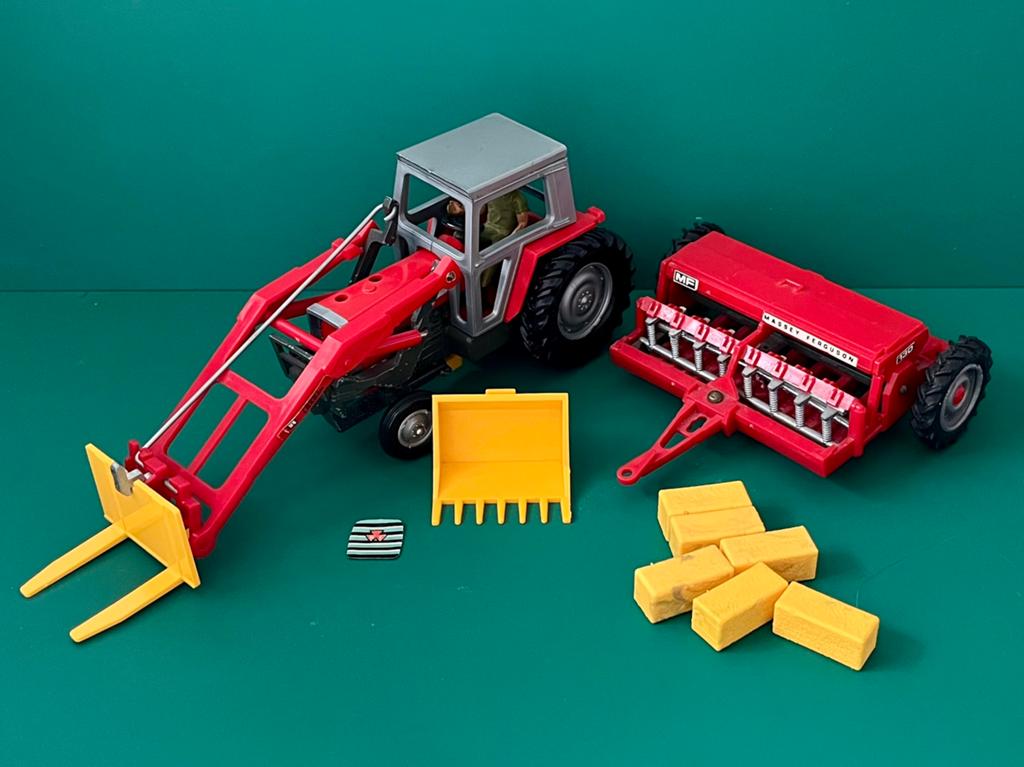 Britains Massey Ferguson 595 en 130 met extra’s, Hobby en Vrije tijd, Modelauto's | 1:32, Ophalen of Verzenden, Gebruikt, Tractor of Landbouw