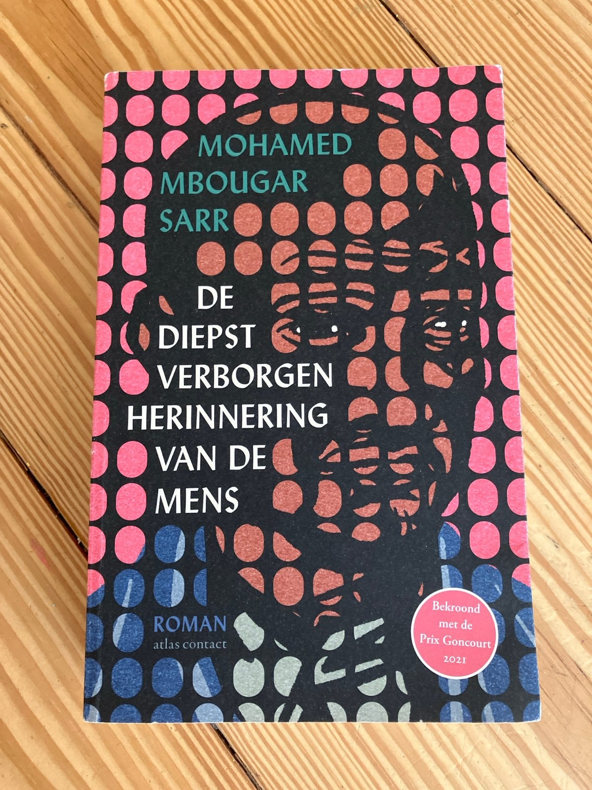 De Diepst Verborgen Herinnering van de Mens - Mohamed Mbouga, Boeken, Ophalen of Verzenden, Zo goed als nieuw, Europa overig