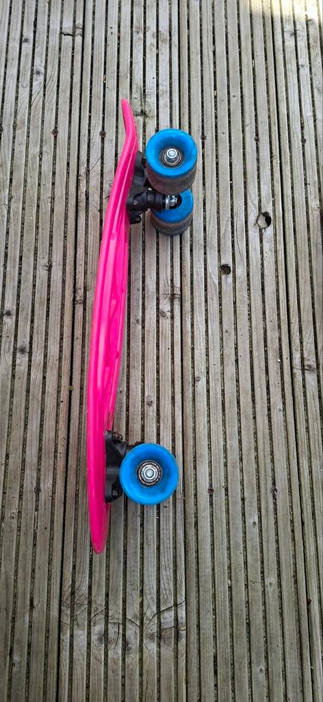 Roze skateboard met blauwe wielen, Ophalen