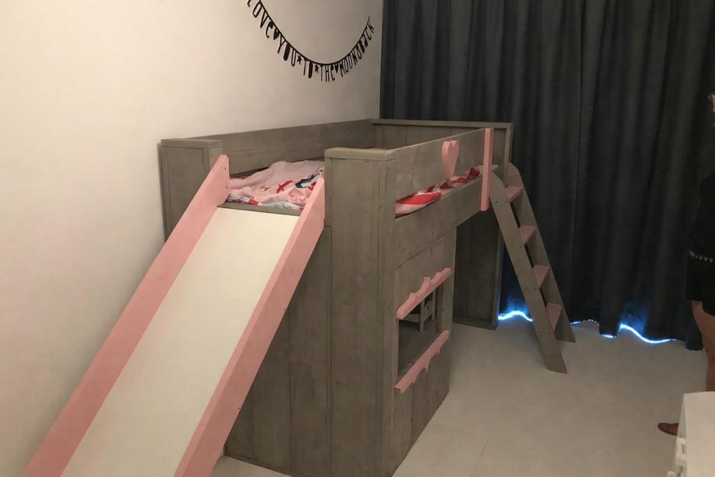 Hoogslaper met glijbaan en trap - Grijs/Roze, Kinderen en Baby's, Kinderkamer | Bedden, Ophalen, 85 tot 100 cm, Gebruikt, Hoogslaper of Stapelbed
