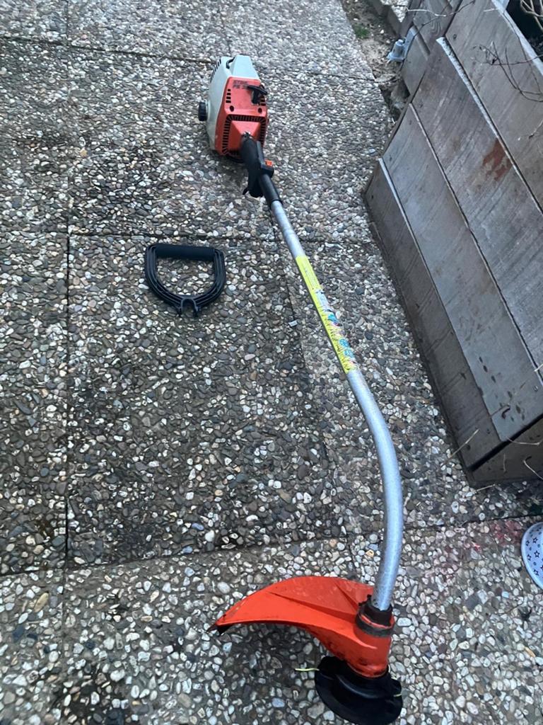 Stihl bosmaaier - Loopt, heeft nazicht nodig, Tuin en Terras, Ophalen, Gebruikt, Benzine