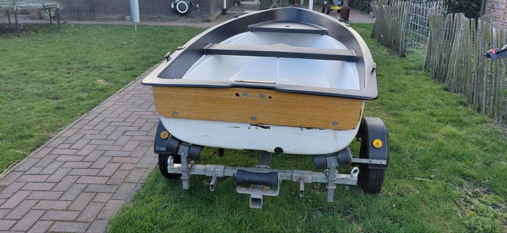 Stabiele polyester bootje met trailer en motor, Ophalen, Gebruikt, Minder dan 5 pk, Viertaktmotor