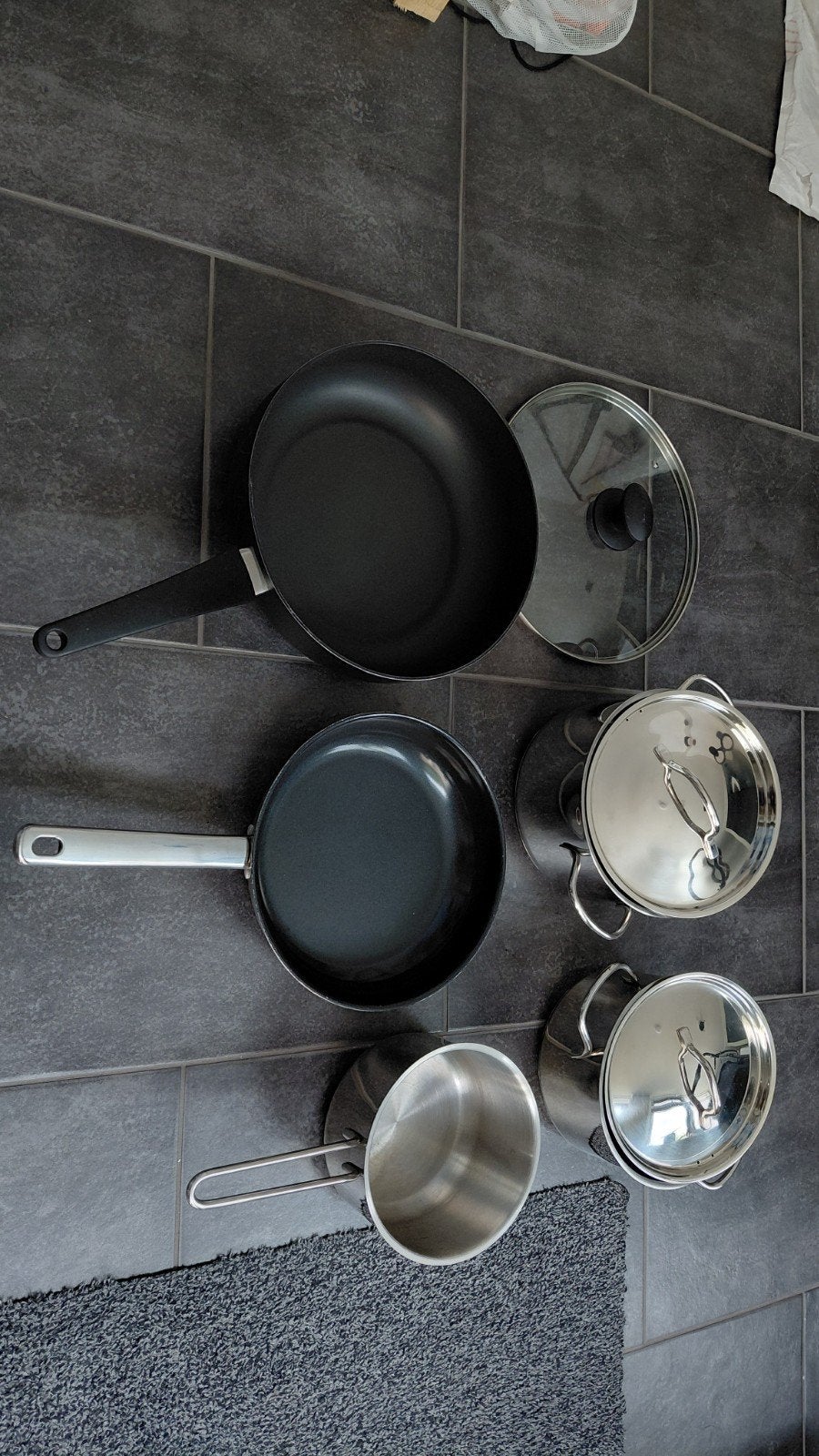 Pannenset: 2 koekenpannen, 2 kookpannen, 1 steelpan, Huis en Inrichting, Gebruikt, Antiaanbaklaag, Pannenset, Ophalen of Verzenden