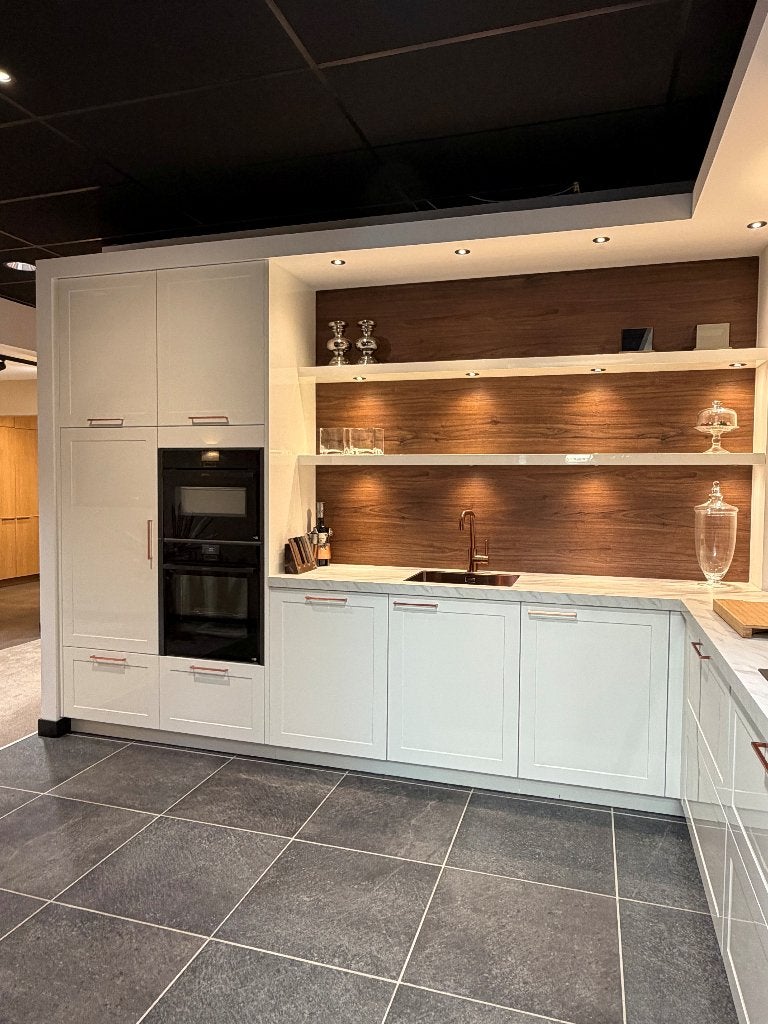 Hoogglans gelakte keuken met Neff apparatuur, Ophalen, Wit, Hoekkeuken, Nieuw