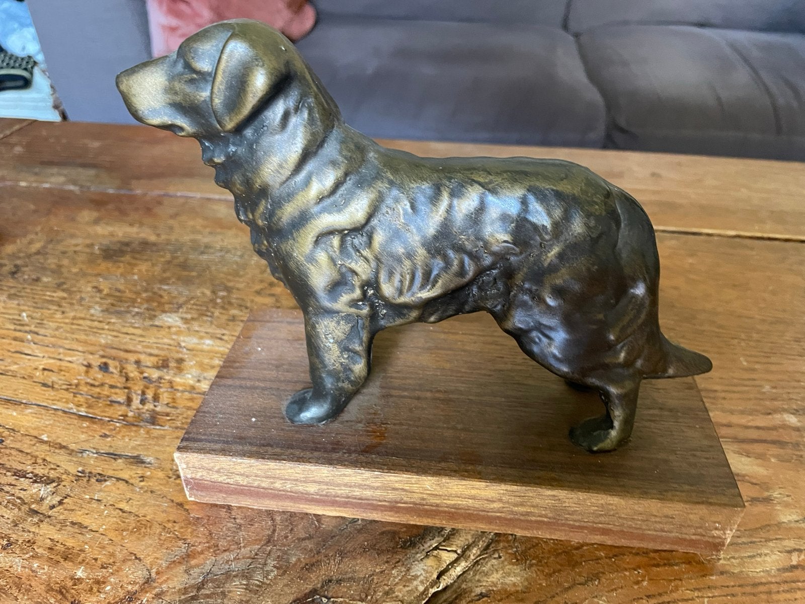 Bronsachtig beeld van een Golden Retriever op houten sokkel, Minder dan 20 cm, Ophalen of Verzenden, Op sokkel, Beeld
