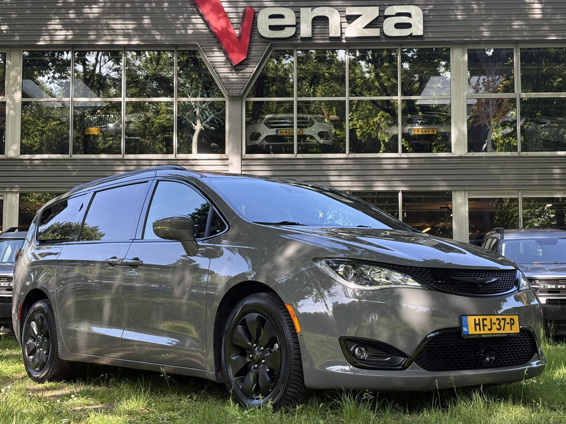 Chrysler Pacifica 3.6 V6 Hybrid LIMITED S (bj 2020), Auto's, Gebruikt, Zwart, Met garantie (alle), 7 stoelen
