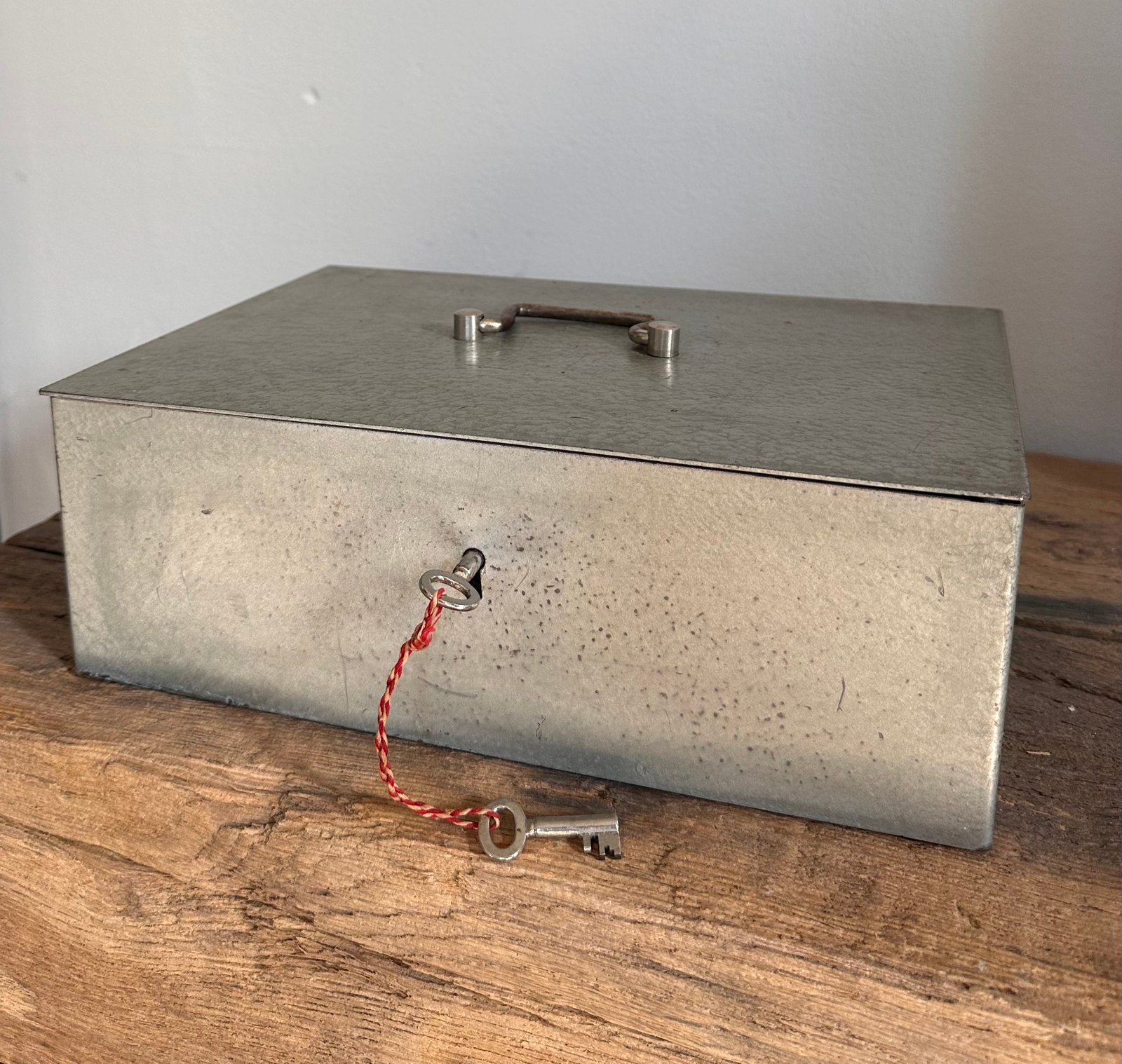 Vintage SAFETY geldkist met 2 sleutels – groot model, Minder dan 50 cm, Gebruikt, 50 tot 100 cm, Ophalen of Verzenden